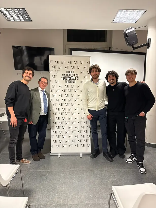 Il team accanto al roll-up del Museo Archeologico Territoriale di Terzigno.
