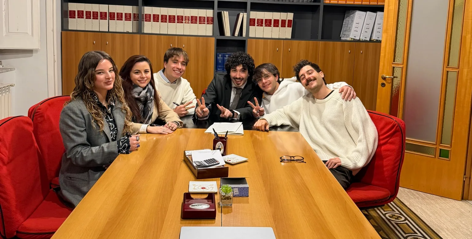 Il team di Parts: sei persone sedute attorno a un tavolo di legno, sorridenti.