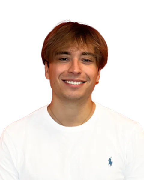 Alessandro sorride, in t-shirt.