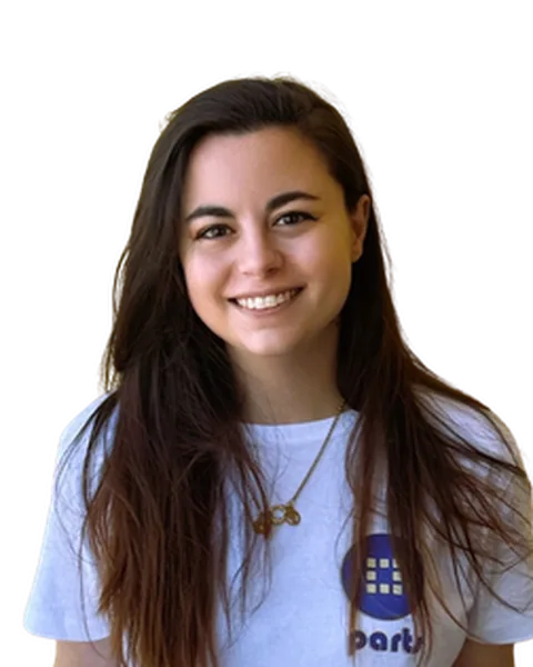 Federica sorride, con i capelli lunghi sciolti.